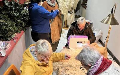 Josi eta josi ari dira, koko-jantziak gertatzen