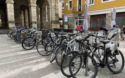 Bizikletentzako aparkaleku estalia "lehenbailehen" ipini dadin eskatu dute