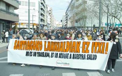 Santiagoko Larrialdiak mantentzeko eta osasun pubikoa defendatzeko manifestazioa Gasteizen