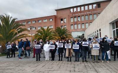 Gobernuek abandonatu dituztela salatu dute osasun langileek