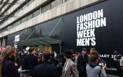 'London Fashion Week'-en ikusiko dira gaur Mikel Lazkanoren lan berriak, eta desfilea online jarraitzeko aukera egongo da