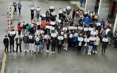 Orozko, Ugao eta Bilboko eraso matxistak salatzeko elkarretaratzea egin dute Laudio BHIko ikasleek