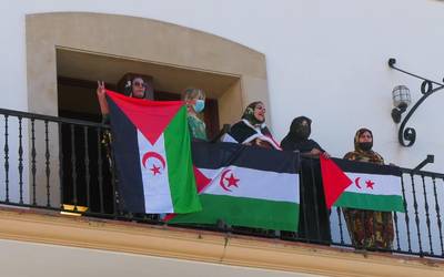 Sahararen bandera eskegi dute Orioko udaletxeko balkoian