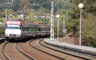 PSE-EEk leporatu dio EH Bilduri Renfeko tren zerbitzuaren erreputazioa kaltetzea