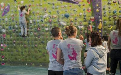 "Climbing-girl party" egingo dute gaur Leioan