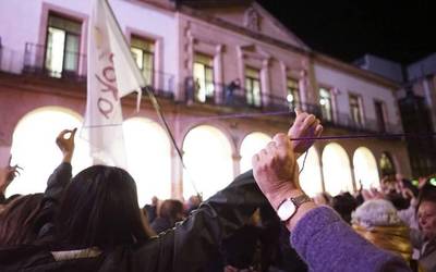 Mugimendu feministak morez jantzi ditu Uribe Kostako kaleak