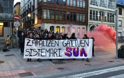 [ARGAZKI GALERIA] Ehunka emakumek parte hartu dute mobilizazio feministetan