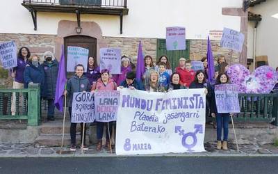 Mundu feministaren aldeko aldarria egin dute Urdazubin Emakumearen Egunean