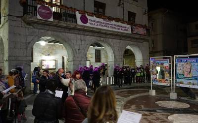 Aldarrikapena eta jaia uztartu dituzte Orozkon Martxoaren 8ko arratsaldean