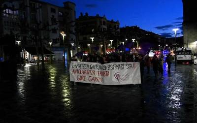 “Zapaltzen gaituen sistemari sua” emateko asmotan manifestazioa Tolosako Asanblada Feministaren eskutik