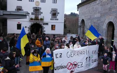 Ukrainako herriari elkartasuna adierazteko  elkarretaratzea egin dute