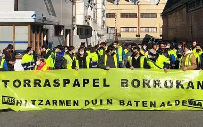 Torraspapeleko langileek gaur arratsaldean erabakiko dute greban jarraitu edo ez
