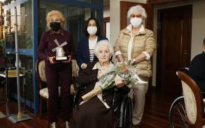 Bere 100 urtebetetzean, María del Rosario Cañada Zubiaur auzokidea omendu du Getxoko Udalak