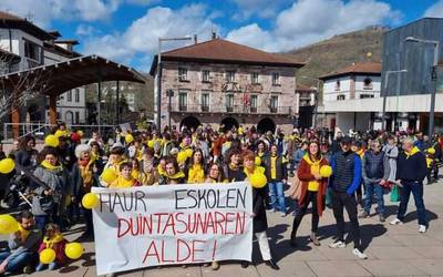 Duintasunaren aldeko aldarria karrikara atera dute haur eskolek