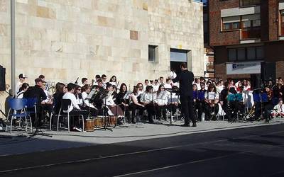 Musika eskolek elkartasun emanaldia eginen dute