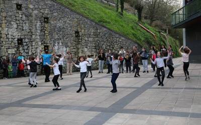 Bakearen aldeko emanaldia eskaini du Bizkargi Musika eta Dantza Eskolak