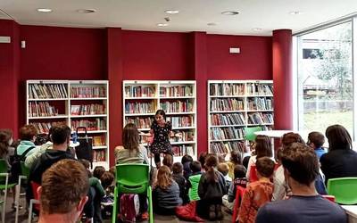 Maite Franko ipuin kontalariarekin saio parte-hartzailea izan dute Lesakako liburutegian