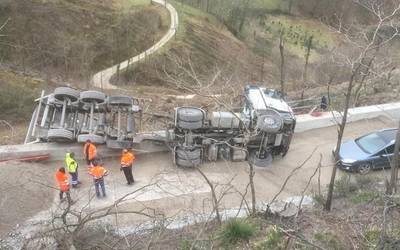 Kamioi bat irauli da Udanako konpontze lanetan