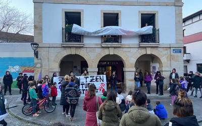 Abadiñoko mugimendu feministak duela aste biko eraso matxista salatuko du gaur