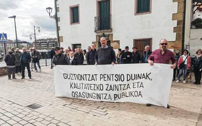 Pentsio publiko, duin eta bidezkoen alde sinadurak biltzen jarraitzen dute