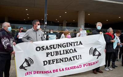 Kalitatezko osasun sistema publikoa aldarrikatu dute Urdulizko ospitalaren aurrean