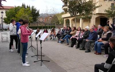 Lazkao Txiki Musika Eskolako ikasleek “musika kalean” ikuskizuna eskaini zuten aste kulturalaren barruan