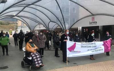 Zapatuan emakume batek jasandako erasoa salatzeko kontzentrazioa deitu dute Iurretan