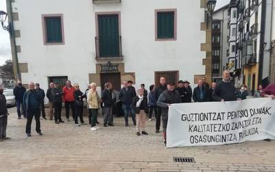Zumaiako pentsiodunak: "Gizarte justuago baterantz mugituko gaituen motorra bultzatzen saiatzen ari gara"