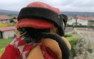 Zuriz jantzitako udaberria