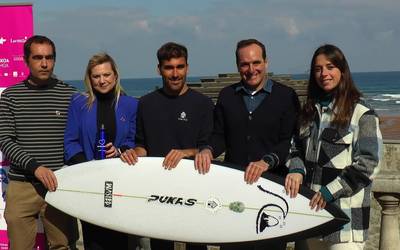 Asteburu honetan jokatuko dute Zarautz4teens surf txapelketa.