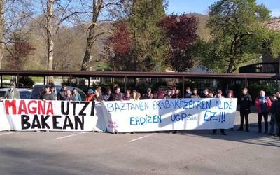 Magnak duen meatze proiektuaren kontra protesta egin zuten atzo Gartzaingo Baztan Hotelaren aitzinean
