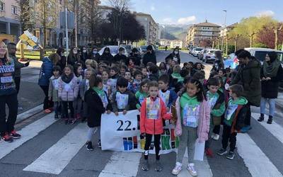 Kaleak bete dituzte umeek Korrikaren aldeko oihuekin