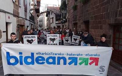 Euskal presoen aurkako salbuespen politikak guziz baztertzeko mobilizazioen beharra azpimarratu zuten urtarrilaren 8an