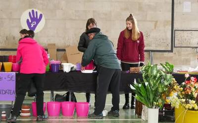 Lorontzien azokan bildutako dirua Zumaiako emakume etorkin feministen taldeari emango diote
