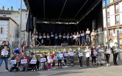 'Bizi arteko kartzela zigorrik ez' lelopean manifestazioa egin dute Arrasaten