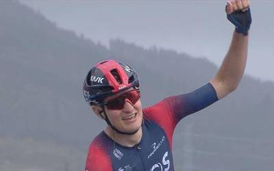 Garaipen itsusiak ere badaude; Carlos Rodriguez-ek Marc Soler-en bizkar lortu du etapa; Roglic-ek pott egin du, eta Evenepoel da lider berria