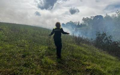 Baserri batean belarra erretzeak sortu du Zumaia osoan ikusi den ke laino handia