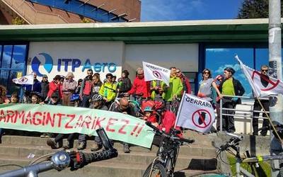 Bizikleta martxa antolatu dute gastu militarraren igoera salatzeko