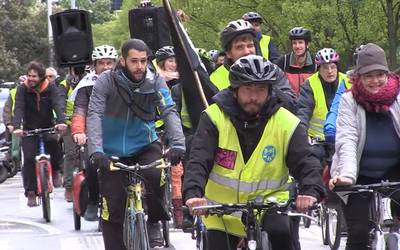 Dozenaka lagunek parte hartu dute gerren aurkako bizikleta martxan