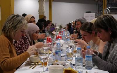 Ramadaneko Iftar afaria kalera atera zuen Arroua Zentro Soziokulturalak