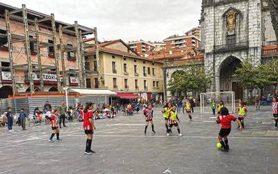 Plazan aritu dira futbolean C.D. Elgoibarko neska gazteak