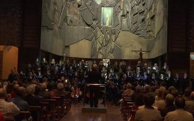Bergarako orfeoiak, EHUko orkestra sinfonikoak eta EHUko abesbatzak bat egin dute Arantzazun naturari abesteko