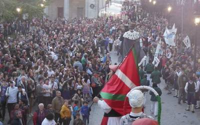 Batibonbaren txinpartarekin lehertu da jaia Urduñan