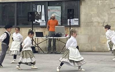 "Euskal Herriko herrialde guztietako dantzak lantzen ditugu"