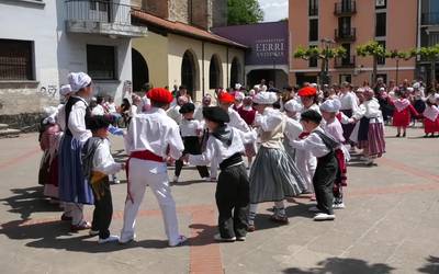 Dantzari txiki eguna ospatu zen Legorretan