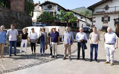 Zugarramurdi zeharkatzeko den trafiko arazo larriaz jabetu dira Nafarroako parlamentariak