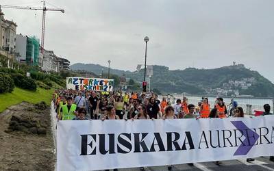Euskararen aldeko egiturazko neurriak exijitu dituzte Donostian, Euskara Aurrera manifestazioan