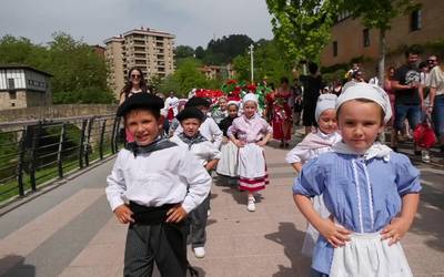 Dantzari txiki egunak Beasaingo kaleak girotu zituen igandean