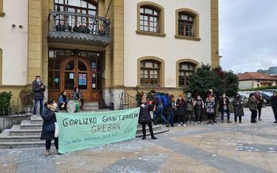 Gorlizko garbiketa-zerbitzuko langileen gatazka erabaki politiko baten arabera konpondu daiteke