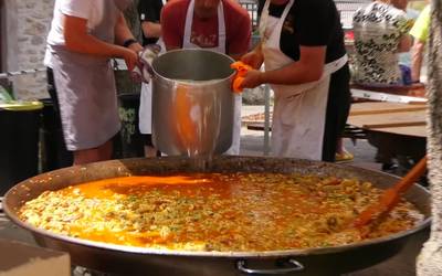 Paella erraldoiaren inguruan jende mordoa bildu zen Idiazabalen